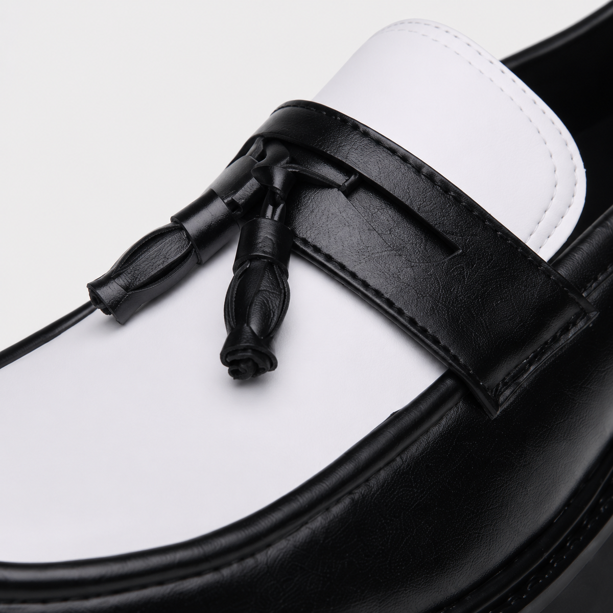 Mocassin Homme Noir Et Blanc À Glands Compensé
