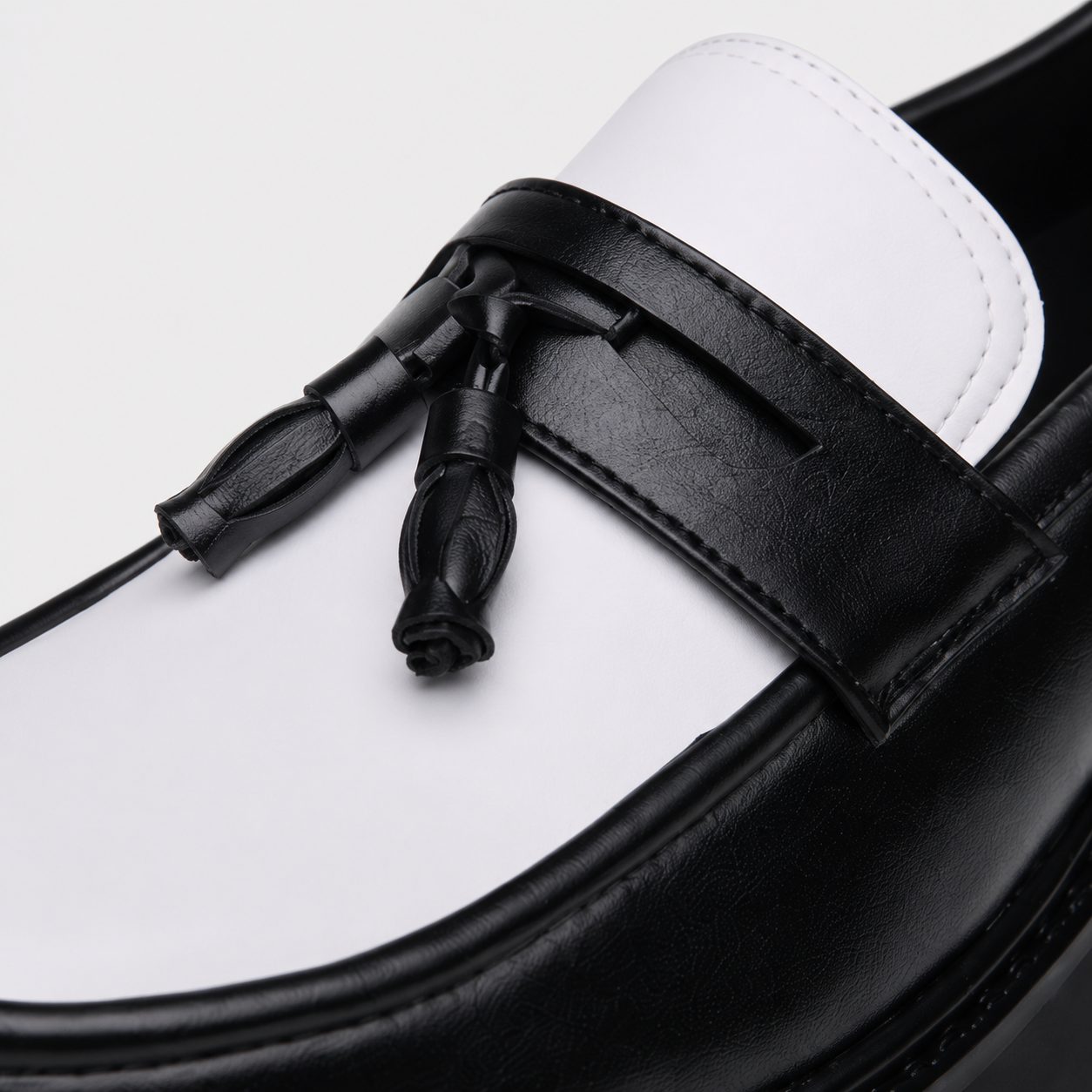 Mocassin Homme Noir Et Blanc À Glands Compensé