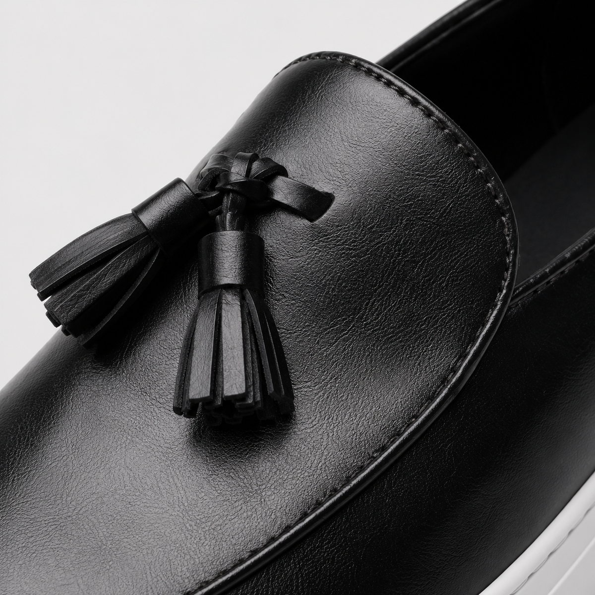 Mocassins Homme Moderne en Cuir avec Pompons Noir
