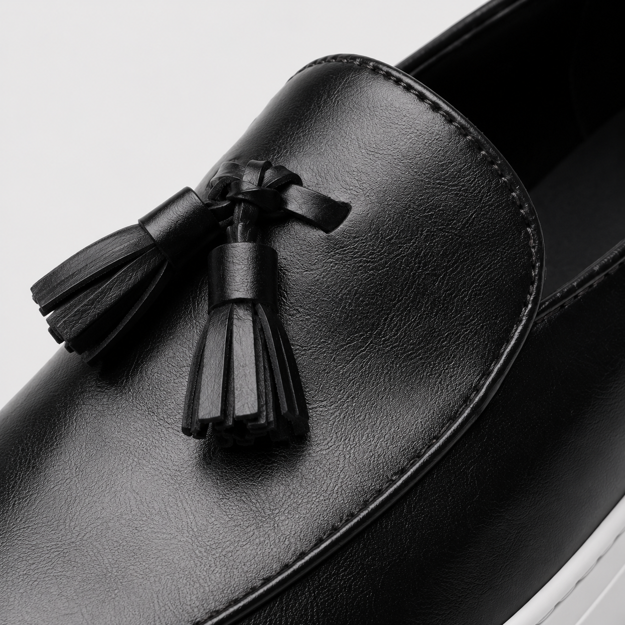 Mocassins Homme Moderne en Cuir avec Pompons Noir